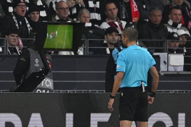 17 04 2025, xpsx, Football UEFA Europa League, Eintracht Frankfurt Tottenham Hotspur v l Referee Referee Davide Massa Italy VAR Video Assistant Referee Referee Aleandro di Paolo Italy DFL DFB REGULATIONS PROHIBIT ANY USE OF PHOTOGRAPHS as IMAGE SEQUENCES and or QUASI VIDEO Frankfurt am Main