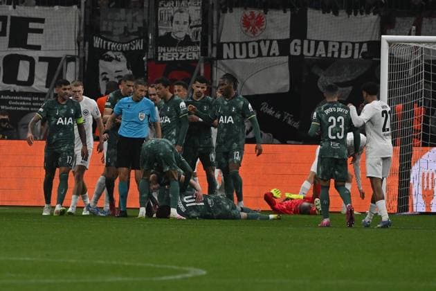 17 04 2025, xpsx, football UEFA Europa League, Eintracht Frankfurt Tottenham Hotspur v l Referee Referee Davide Massa Italy Kaua Santos Eintracht Frankfurt and James Maddison of Tottenham Hotspur injured, injury, pain, pain DFL DFB REGULATIONS PROHIBIT ANY USE OF PHOTOGRAPHS as IMAGE SEQUENCES and or QUASI VIDEO Frankfurt am Main