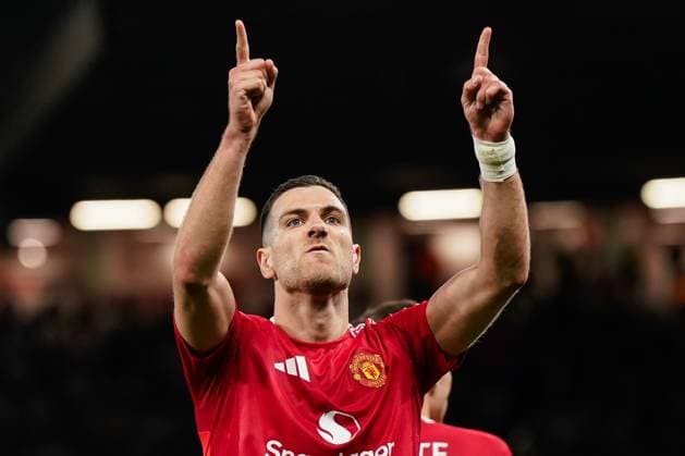 Sport Bilder des Tages Manchester, England, 17th April 2025. Diogo Dalot of Manchester United, ManU celebrates his goal to make it 2-0 during the Manchester United vs Olympique Lyonnais Quarter Final 2nd Leg UEFA Europa League match at Old Trafford, Manchester. Picture credit should read: Andrew Yates Sportimage EDITORIAL USE ONLY. No use with unauthorised audio, video, data, fixture lists, club league logos or live services. Online in-match use limited to 120 images, no video emulation. No use in betting, games or single club league player publications. SPI_083_AY_MANCHESTER_UNITED_V_OLYMPIQUE_LYONNAIS SPI-3844-0054