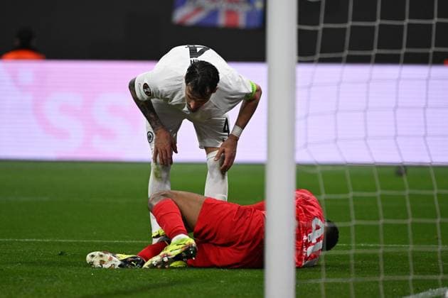 17 04 2025, xjhx, Football UEFA Europa League, Eintracht Frankfurt Tottenham Hotspur v l Robin Koch Eintracht Frankfurt Kaua Santos Eintracht Frankfurt injured, injury, pain, pain DFL DFB REGULATIONS PROHIBIT ANY USE OF PHOTOGRAPHS as IMAGE SEQUENCES and or QUASI VIDEO Frankfurt am Main