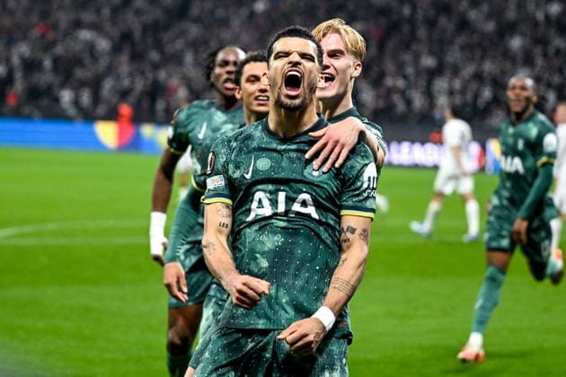 Dominic Solanke Tottenham Hotspur, 19 and team celebrate the goal for 0 1, GER, Eintracht Frankfurt vs Tottenham Hotspur, Football, UEFA Europa League, quarter-finals, 2024 2025 season, 17 04 2025 GER, Eintracht Frankfurt vs Tottenham Hotspur, Football, UEFA Europa League, quarter-finals, 2024 2025 season, 17 04 2025 Frankfurt Copyright: xEibner-Pressefoto FlorianxWiegandx EP_FWD