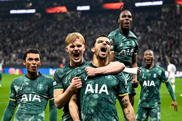 Dominic Solanke Tottenham Hotspur, 19 and team celebrate the goal for 0 1, GER, Eintracht Frankfurt vs Tottenham Hotspur, Football, UEFA Europa League, quarter-finals, 2024 2025 season, 17 04 2025 GER, Eintracht Frankfurt vs Tottenham Hotspur, Football, UEFA Europa League, quarter-finals, 2024 2025 season, 17 04 2025 Frankfurt Copyright: xEibner-Pressefoto FlorianxWiegandx EP_FWD