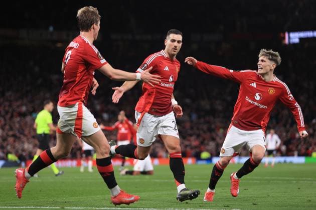 Manchester United gegen Olympique Lyonnais 17. April 2025 UEFA Europa League Viertelfinale 2. Spiel Manchester United gegen Olympique Lyonnais Rasmus Hojlund und Alejandro Garnacho von Manchester United feiern mit dem Torschützen des zweiten Manchester United-Tores Diogo Dalot Foto Simon Stacpoole Abseits Manchester UK  Copyright: xSimonxStacpoolexOffside