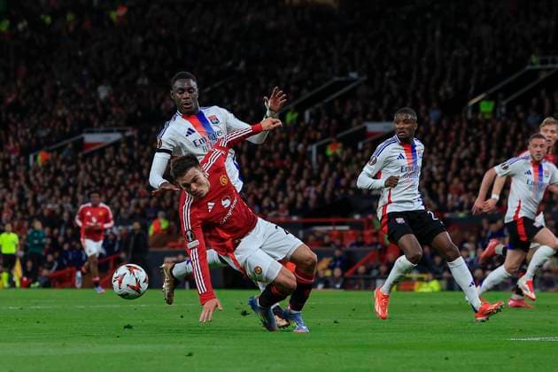 Manchester United, ManU v Olympique Lyonnais Europa League 17 04 2025. Quarter Final leg 2 of 2 Manuel Ugarte (25) of Manchester United is challenged by Moussa Niakhate (19) of Olympique Lyonnais during the Europa League quarter final second leg match between Manchester United and Olympique Lyonnais at Old Trafford, Manchester, England on 17 April 2025. Manchester Old Trafford Greater Manchester England Editorial use only , Copyright: xConorxMolloyx PSI-21857-0060
