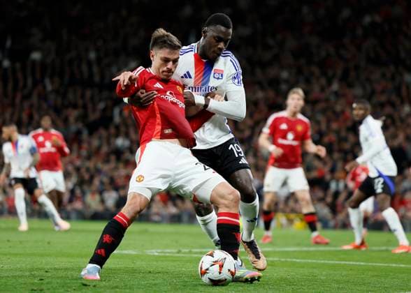 Manchester United, ManU v Olympique Lyonnais - UEFA Europa League 2024 25 Quarter Final Second Leg Manuel Ugarte of Manchester United and Moussa Niakhate of Olympique Lyonnais battle for the ball during the UEFA Europa League 2024 25 Quarter Final Second Leg match between Manchester United and Olympique Lyonnais at Old Trafford on April 17, 2025 in Manchester, England. Manchester Old Trafford England United Kingdom Copyright: xRichardxSellers Sportsphoto APLx 14125705