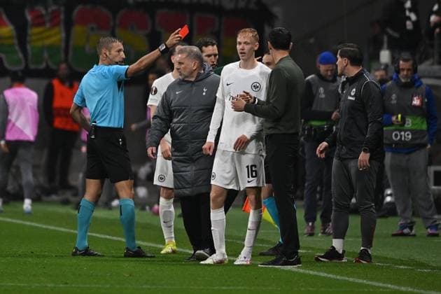 17 04 2025, xpsx, Football UEFA Europa League, Eintracht Frankfurt Tottenham Hotspur v l Referee Referee Davide Massa Italy shows Co Coach Jan Fießer Fiesser Eintracht Frankfurt the red card Hugo Larsson Eintracht Frankfurt Head coach Ange Postecoglou of Tottenham Hotspur Coach Dino Toppmöller Toppmoeller Eintracht Frankfurt DFL DFB REGULATIONS PROHIBIT ANY USE OF PHOTOGRAPHS as IMAGE SEQUENCES and or QUASI VIDEO Frankfurt am Main