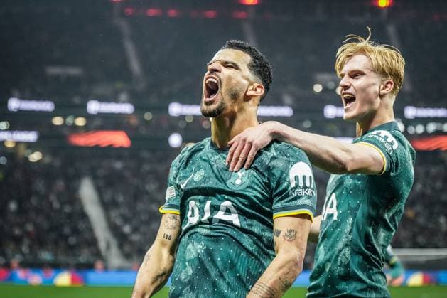 Football UEFA Europa League 2024 2025, quarter-final second leg Eintracht Frankfurt vs Tottenham Hotspur Deutsche Bank Park Frankfurt Goal and goal celebration for 0 1 through Dominic Solankes converted penalty Tottenham Hotspur, 19 Joy, emotions, jubilation with Lucas Bergvall Tottenham Hotspur, 15 Copyright: xJOERANxSTEINSIEKx