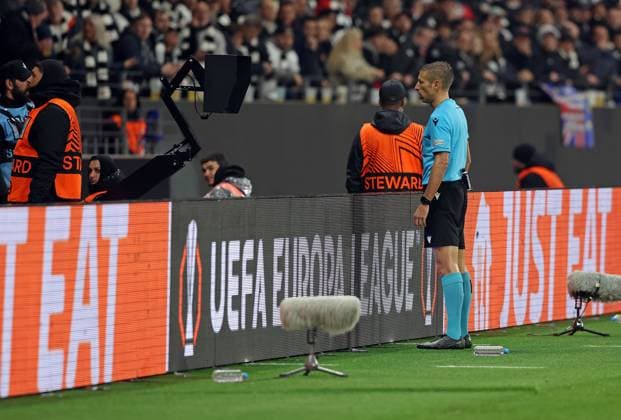 17 04 2025, xovx, football UEFA Europa League, Eintracht Frankfurt Tottenham Hotspur referee Davide Massa Italy at video evidence DFL DFB REGULATIONS PROHIBIT ANY USE OF PHOTOGRAPHS as IMAGE SEQUENCES and or QUASI VIDEO emspor Frankfurt am Main