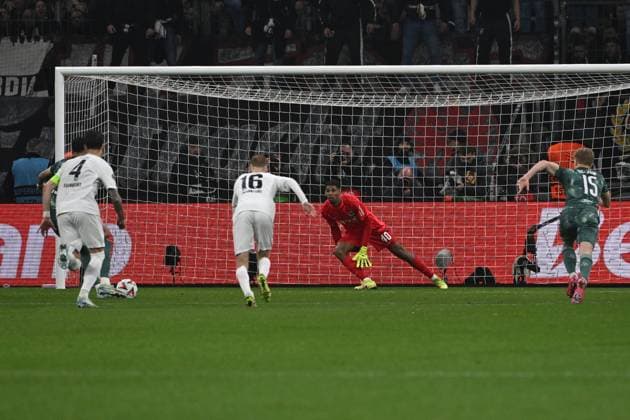 17 04 2025, xpsx, Fussball UEFA Europa League, Eintracht Frankfurt Tottenham Hotspur v l Dominic Solanke of Tottenham Hotspur Torschuetze, erzielt das Tor, Treffer, scores the goal 0 1 Kaua Santos Eintracht Frankfurt DFL DFB REGULATIONS PROHIBIT ANY USE OF PHOTOGRAPHS as IMAGE SEQUENCES and or QUASI VIDEO Frankfurt am Main