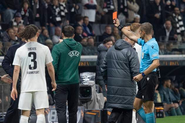 UEFA Europa League Eintracht Frankfurt Tottenham Hotspur, 17 04 2025 Davide Massa shows a Frankfurt coach the red card, Eintracht Frankfurt Tottenham Hotspur, Frankfurt, Deutsche Bank Park, 17 4 2025 Copyright: xBEAUTIFULxSPORTS Gawlikx