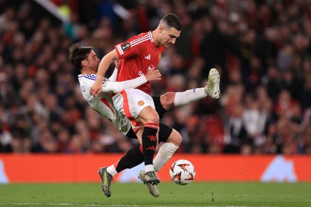 Manchester United gegen Olympique Lyonnais 17. April 2025 UEFA Europa League Viertelfinale 2. Spiel Manchester United gegen Olympique Lyonnais Diogo Dalot von Manchester United wird von Nicolas Tagliafico von Olympique Lyonnais behindert Foto Simon Stacpoole Abseits Manchester UK  Copyright: xSimonxStacpoolexOffside