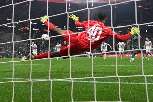 17 04 2025, xjhx, Fussball UEFA Europa League, Eintracht Frankfurt Tottenham Hotspur v l Dominic Solanke of Tottenham Hotspur Torschuetze, erzielt das Tor, Treffer, scores the goal Elfmeter zum 0 1 Kaua Santos Eintracht Frankfurt DFL DFB REGULATIONS PROHIBIT ANY USE OF PHOTOGRAPHS as IMAGE SEQUENCES and or QUASI VIDEO Frankfurt am Main