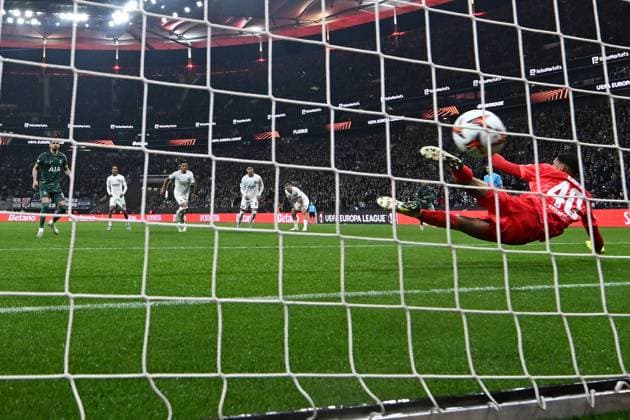 17 04 2025, xjhx, Fussball UEFA Europa League, Eintracht Frankfurt Tottenham Hotspur v l Dominic Solanke of Tottenham Hotspur Torschuetze, erzielt das Tor, Treffer, scores the goal 0 1 Kaua Santos Eintracht Frankfurt DFL DFB REGULATIONS PROHIBIT ANY USE OF PHOTOGRAPHS as IMAGE SEQUENCES and or QUASI VIDEO Frankfurt am Main