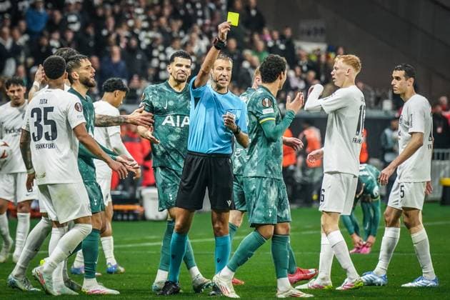 Football UEFA Europa League 2024 2025, quarter-final second leg Eintracht Frankfurt vs Tottenham Hotspur Deutsche Bank Park Frankfurt Referee Davide Massa Italy shows yellow card Copyright: xJOERANxSTEINSIEKx