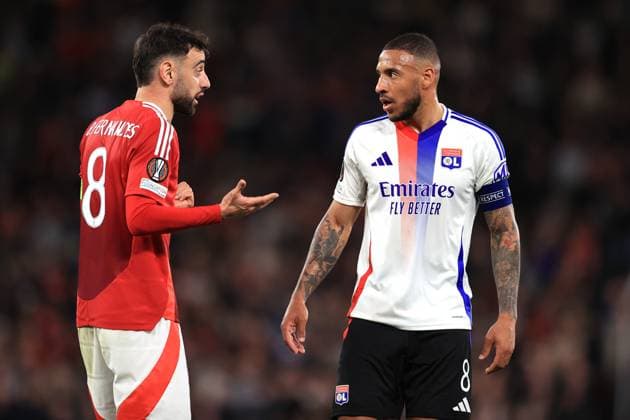 Manchester United gegen Olympique Lyonnais 17. April 2025 UEFA Europa League Viertelfinale 2. Spiel Manchester United gegen Olympique Lyonnais Bruno Fernandes von Manchester United im Gespräch mit Corentin Tolisso von Olympique Lyonnais Foto Simon Stacpoole Abseits Manchester UK  Copyright: xSimonxStacpoolexOffside