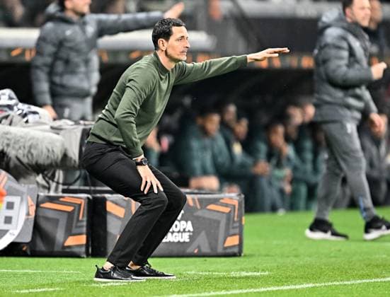 17 04 2025, xfux, football UEFA Europa League, Eintracht Frankfurt Tottenham Hotspur v l coach Dino Toppmöller Toppmoeller Eintracht Frankfurt gives instructions, gesticulates, gesticulate with arms gives instructions, gesticulate, gesticolando DFL DFB REGULATIONS PROHIBIT ANY USE OF PHOTOGRAPHS as IMAGE SEQUENCES and or QUASI VIDEO Frankfurt am Main