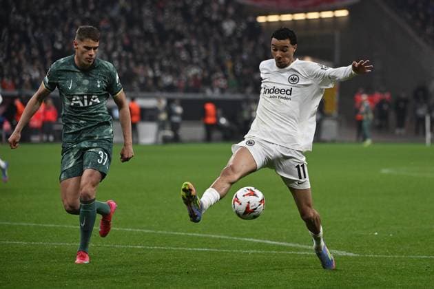 17 04 2025, xpsx, Football UEFA Europa League, Eintracht Frankfurt Tottenham Hotspur v l Micky van de Ven of Tottenham Hotspur Hugo Ekitike Eintracht Frankfurt Zweikampf, Aktion, action, battle for the ball DFL DFB REGULATIONS PROHIBIT ANY USE OF PHOTOGRAPHS as IMAGE SEQUENCES and or QUASI VIDEO Frankfurt am Main