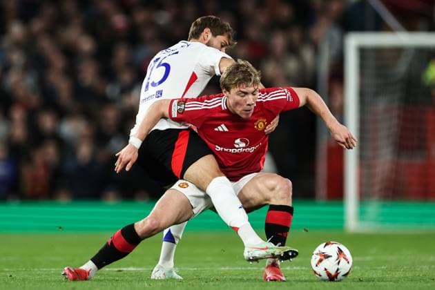 UEFA Europa League Quarter-finals Manchester United, ManU v Lyon Tanner Tessmann of Lyon and Rasmus Hojlund of Manchester United battle for the ball during the UEFA Europa League Quarter-finals match Manchester United vs Lyon at Old Trafford, Manchester, United Kingdom, 17th April 2025 (Photo by Mark Cosgrove News Images) Manchester Old Trafford Greater Manchester United Kingdom Copyright: xMarkxCosgrove NewsxImagesx