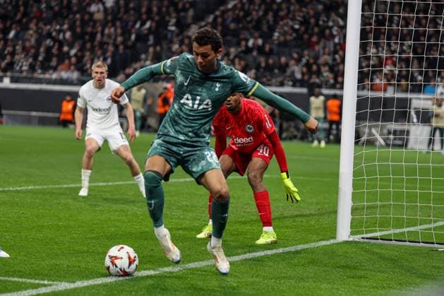 Europa League Eintracht Frankfurt Tottenham Hotspur on 17 04 25 at Deutsche Bank Park, Frankfurt Brennan Johnson Tottenham Hotspur, 22 keeps the ball in play, Kaua Santos lurks in the background Eintracht Frankfurt, 40 Frankfurt Deutsche Bank Park Frankfurt Germany Copyright: xAlfioxMarinox