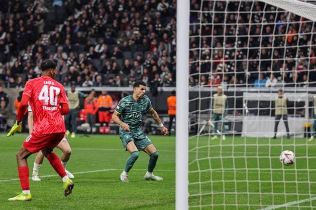 Europa League Eintracht Frankfurt Tottenham Hotspur on 17 04 25 at Deutsche Bank Park, Frankfurt The ball narrowly skims past the goal and Dominic Solanke Tottenham Hotspur, 19 Frankfurt Deutsche Bank Park Frankfurt Germany Copyright: xAlfioxMarinox