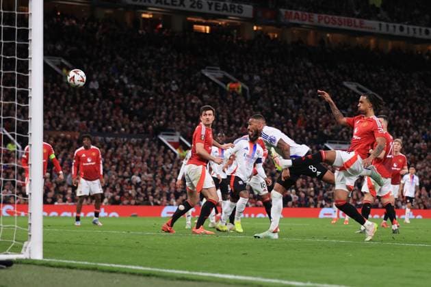 Manchester United gegen Olympique Lyonnais 17. April 2025 UEFA Europa League Viertelfinale 2. Spiel Manchester United gegen Olympique Lyonnais Corentin Tolisso von Olympique Lyonnais köpft ein Tor 2 1 Foto Simon Stacpoole Abseits Manchester UK  Copyright: xSimonxStacpoolexOffside