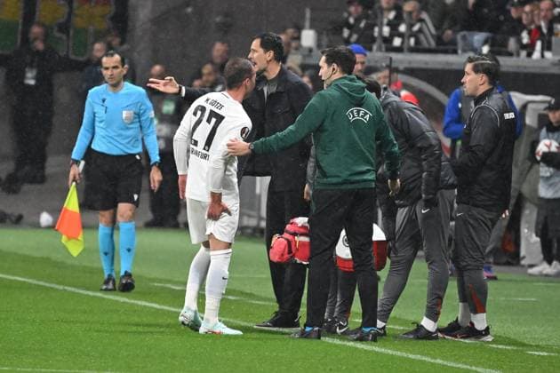 Soccer UEFA Europa League quarter-final Eintracht Frankfurt Tottenham Hotspur on 17 04 2025 at Deutsche Bank Park in Frankfurt Mario Götze Frankfurt is substituted due to injury xJKx