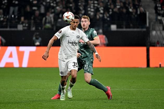 17 04 2025, xjhx, Football UEFA Europa League, Eintracht Frankfurt Tottenham Hotspur v l Tuta Eintracht Frankfurt Dejan Kulusevski of Tottenham Hotspur Zweikampf, Aktion, action, battle for the ball DFL DFB REGULATIONS PROHIBIT ANY USE OF PHOTOGRAPHS as IMAGE SEQUENCES and or QUASI VIDEO Frankfurt am Main