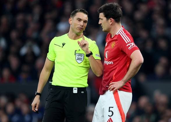 Manchester United, ManU v Olympique Lyonnais - UEFA Europa League 2024 25 Quarter Final Second Leg Harry Maguire of Manchester United with the referee Sandro Scharer during the UEFA Europa League 2024 25 Quarter Final Second Leg match between Manchester United and Olympique Lyonnais at Old Trafford on April 17, 2025 in Manchester, England. Manchester Old Trafford England United Kingdom Copyright: xRichardxSellers Sportsphoto APLx 14125712