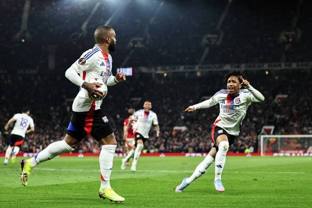 UEFA Europa League Quarter-finals Manchester United, ManU v Lyon Alexandre Lacazette of Lyon celebrates his goal to make it 2-2 during the UEFA Europa League Quarter-finals match Manchester United vs Lyon at Old Trafford, Manchester, United Kingdom, 17th April 2025 (Photo by Mark Cosgrove News Images) Manchester Old Trafford Greater Manchester United Kingdom Copyright: xMarkxCosgrove NewsxImagesx