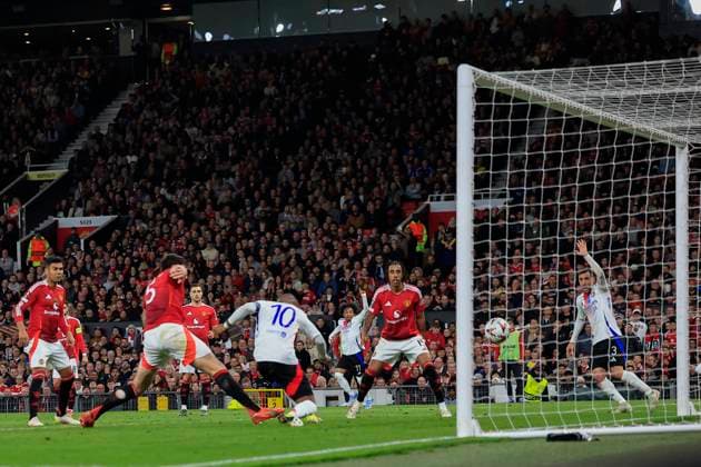 Manchester United, ManU v Olympique Lyonnais Europa League 17 04 2025. Quarter Final leg 2 of 2 Alexandre Lacazette (10) of Olympique Lyonnais scores to make it 2-2 during the Europa League quarter final second leg match between Manchester United and Olympique Lyonnais at Old Trafford, Manchester, England on 17 April 2025. Manchester Old Trafford Greater Manchester England Editorial use only , Copyright: xConorxMolloyx PSI-21857-0068