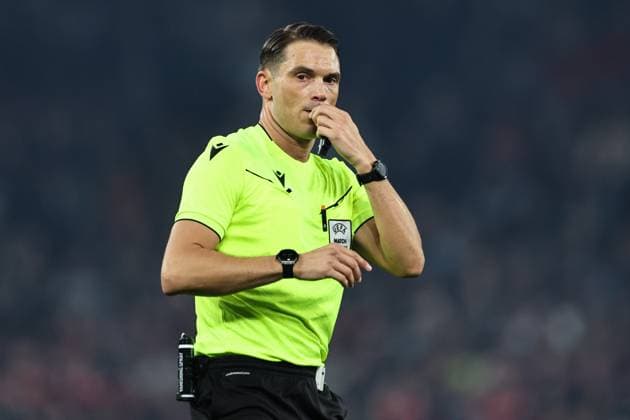 UEFA Europa League Quarter-finals Manchester United, ManU v Lyon Referee Sandro Schärer during the UEFA Europa League Quarter-finals match Manchester United vs Lyon at Old Trafford, Manchester, United Kingdom, 17th April 2025 (Photo by Mark Cosgrove News Images) Manchester Old Trafford Greater Manchester United Kingdom Copyright: xMarkxCosgrove NewsxImagesx