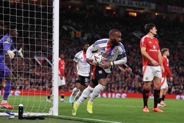 Manchester United gegen Olympique Lyonnais 17. April 2025 UEFA Europa League Viertelfinale 2. Spiel Manchester United gegen Olympique Lyonnais Alexandre Lacazette von Olympique Lyonnais holt sich den Ball nach dem Ausgleichstor 2 2 Foto Simon Stacpoole Abseits Manchester UK  Copyright: xSimonxStacpoolexOffside