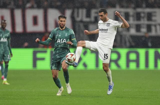 17 04 2025, Football UEFA Europa League, quarter-final second leg, Eintracht Frankfurt Tottenham Hotspur, emonline, emspor, v l , Rodrigo Bentancur Tottenham Hotspur , Ellyes Skhiri Eintracht Frankfurt DFL DFB REGULATIONS PROHIBIT ANY USE OF PHOTOGRAPHS AS IMAGE SEQUENCES AND OR QUASI VIDEO xdcx Copyright: HMBxMedia Claus