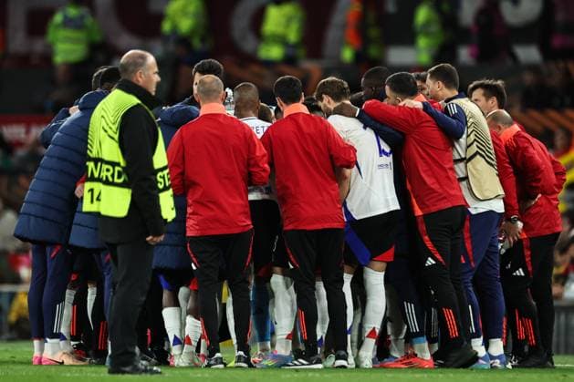 UEFA Europa League Quarter-finals Manchester United, ManU v Lyon Lyon form a huddle during the UEFA Europa League Quarter-finals match Manchester United vs Lyon at Old Trafford, Manchester, United Kingdom, 17th April 2025 (Photo by Mark Cosgrove News Images) Manchester Old Trafford Greater Manchester United Kingdom Copyright: xMarkxCosgrove NewsxImagesx