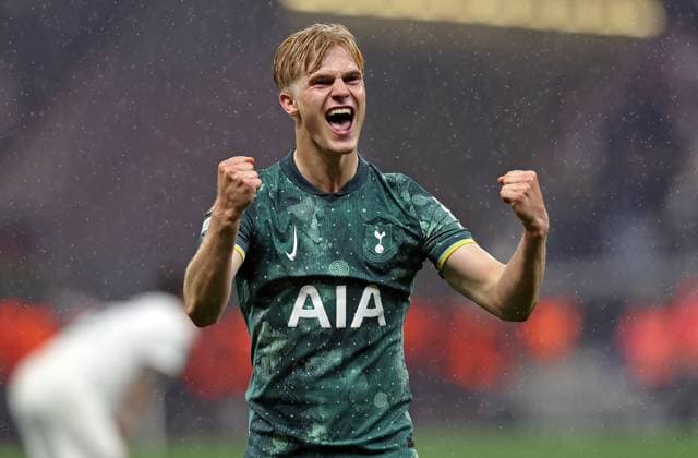 17 04 2025, xovx, Football UEFA Europa League, Eintracht Frankfurt Tottenham Hotspur Lucas Bergvall Tottenham Hotspur celebrates after the 1 0 victory at Eintracht Frankfurt DFL DFB REGULATIONS PROHIBIT ANY USE OF PHOTOGRAPHS as IMAGE SEQUENCES and or QUASI VIDEO emspor Frankfurt am Main
