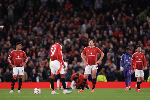 Manchester United gegen Olympique Lyonnais 17. April 2025 UEFA Europa League Viertelfinale 2. Spiel Manchester United gegen Olympique Lyonnais Harry Maguire von Manchester United und seine Teamkollegen reagieren auf das dritte Tor von Lyon Foto Simon Stacpoole Abseits Manchester UK  Copyright: xSimonxStacpoolexOffside