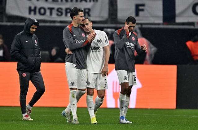 17 04 2025, xfux, Football UEFA Europa League, Eintracht Frankfurt Tottenham Hotspur v l Robin Koch Eintracht Frankfurt , Arthur Theate Eintracht Frankfurt , Ellyes Skhiri Eintracht Frankfurt enttaeuscht, enttaeuscht schauend, dissapointed DFL DFB REGULATIONS PROHIBIT ANY USE OF PHOTOGRAPHS as IMAGE SEQUENCES and or QUASI VIDEO Frankfurt am Main