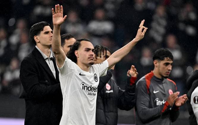 17 04 2025, xfux, football UEFA Europa League, Eintracht Frankfurt Tottenham Hotspur v l Arthur Theate Eintracht Frankfurt enttaeuscht, enttaeuscht looking, dissapointed DFL DFB REGULATIONS PROHIBIT ANY USE OF PHOTOGRAPHS as IMAGE SEQUENCES and or QUASI VIDEO Frankfurt am Main