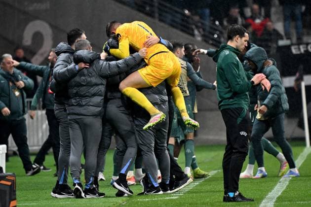 17 04 2025, xjhx, Football UEFA Europa League, Eintracht Frankfurt Tottenham Hotspur v l jubilation, joy about the victory with Guglielmo Vicario of Tottenham Hotspur DFL DFB REGULATIONS PROHIBIT ANY USE OF PHOTOGRAPHS as IMAGE SEQUENCES and or QUASI VIDEO Frankfurt am Main