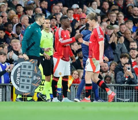 17th April 2025; Old Trafford, Manchester, England; Europa League Quarter Final Second Leg Football, Manchester United, ManU versus Lyon; Rasmus Hojlund of Manchester United is substituted and replaced by Kobbie Mainoo of Manchester United  ActionPlus12775663 RogerxEvans