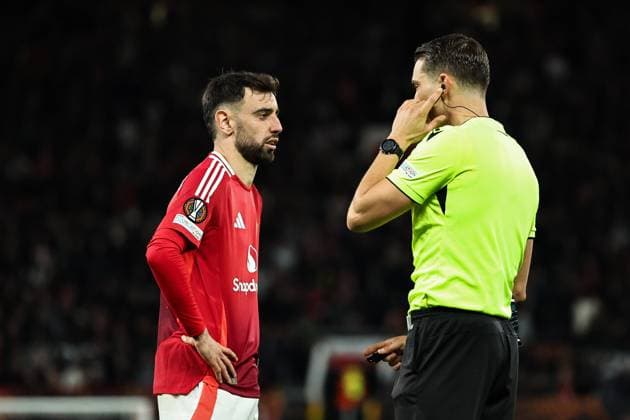 UEFA Europa League Quarter-finals Manchester United, ManU v Lyon Bruno Fernandes of Manchester United talks to referee Sandro Schärer during the UEFA Europa League Quarter-finals match Manchester United vs Lyon at Old Trafford, Manchester, United Kingdom, 17th April 2025 (Photo by Mark Cosgrove News Images) Manchester Old Trafford Greater Manchester United Kingdom Copyright: xMarkxCosgrove NewsxImagesx