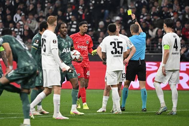 17 04 2025, xjhx, Football UEFA Europa League, Eintracht Frankfurt Tottenham Hotspur v l Referee Referee Davide Massa Italy shows Kaua Santos Eintracht Frankfurt the yellow card DFL DFB REGULATIONS PROHIBIT ANY USE OF PHOTOGRAPHS as IMAGE SEQUENCES and or QUASI VIDEO Frankfurt am Main