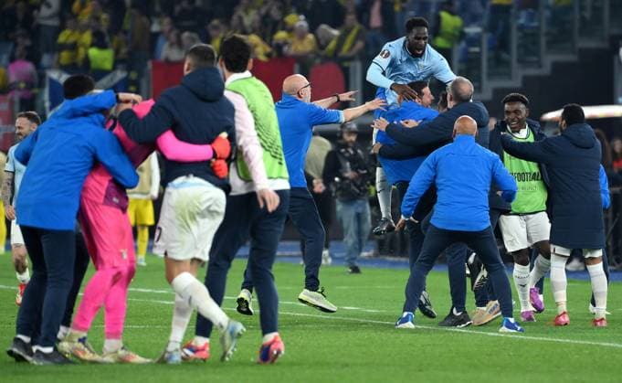 April 17, 2025, Rome, ITALY: SS Lazio s Boulaye Dia (C) celebrates with his teammates after scoring the 3-0 goal during the UEFA Europa League quarter final 2nd leg soccer match between SS Lazio and Bodo Glimt at the Olimpico stadium in Rome, Italy, 17 April 2025. ANSA ETTORE FERRARI UEFA Europa League Quarter Final - Lazio Vs Bodo Glimt  - ZUMAa110 20250417_zaf_a110_055 Copyright: xEttorexFerrarix
