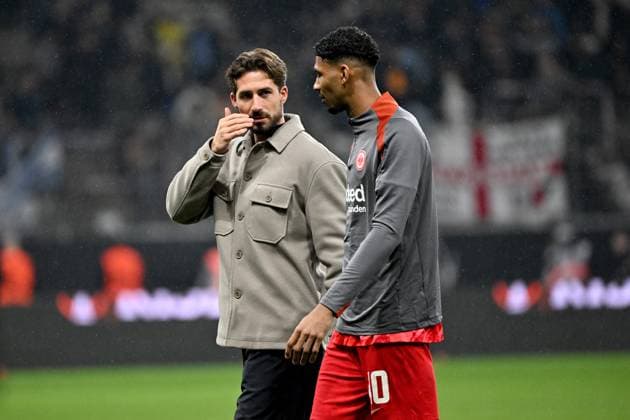 17 04 2025, xjhx, Football UEFA Europa League, Eintracht Frankfurt Tottenham Hotspur v l Kevin Trapp Eintracht Frankfurt Kaua Santos Eintracht Frankfurt Disappointed, sad, frustrated DFL DFB REGULATIONS PROHIBIT ANY USE OF PHOTOGRAPHS as IMAGE SEQUENCES and or QUASI VIDEO Frankfurt am Main