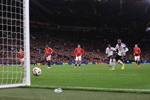 Manchester United gegen Olympique Lyonnais 17. April 2025 UEFA Europa League Viertelfinale 2. Spiel Manchester United gegen Olympique Lyonnais Alexandre Lacazette von Olympique Lyonnais erzielt per Elfmeter das vierte Tor für sein Team Foto Simon Stacpoole Abseits Manchester UK  Copyright: xSimonxStacpoolexOffside