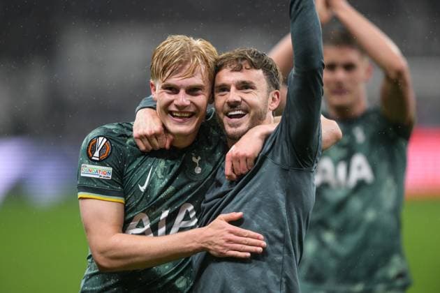 Soccer, UEFA Europa League, 20250417, SG Eintracht Frankfurt Tottenham Hotspur In the picture from l Lucas BERGVALL Tottenham, 15 , James MADDISON Tottenham, 10 Final cheer Frankfurt Deutsche Bank Park Hessen Germany Copyright: Passion2Press MarkusxFischerx