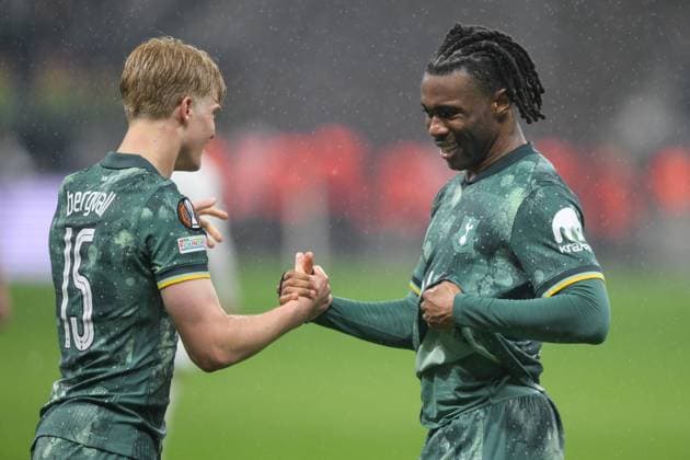 Soccer, UEFA Europa League, 20250417, SG Eintracht Frankfurt Tottenham Hotspur In the picture from l Lucas BERGVALL Tottenham, 15 , Destiny UDOGIE Tottenham, 13 Final cheer Frankfurt Deutsche Bank Park Hessen Germany Copyright: Passion2Press MarkusxFischerx