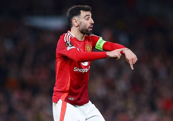 Bruno Fernandes of Manchester United, ManU gestures for time Manchester United v Olympique Lyonnais, UEFA Europa League, Quarter Final, Second Leg, Football, Old Trafford, Manchester, UK - 17 Apr 2025 EDITORIAL USE ONLY No use with unauthorised audio, video, data, fixture lists, club league logos or live services. Online in-match use limited to 120 images, no video emulation. No use in betting, games or single club league player publications.  Copyright: xMattxWest Shutterstockx 15253946ba