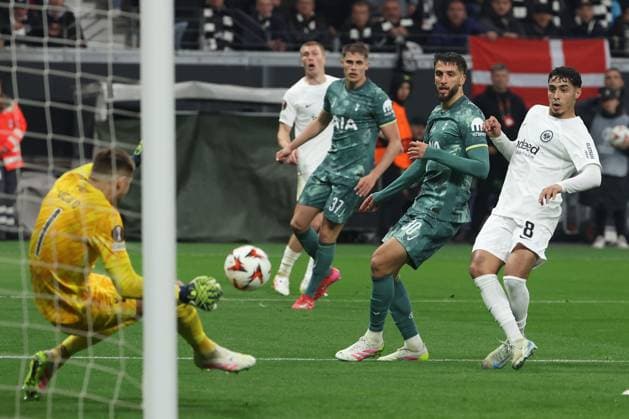 2025 04 17 xJAx Football Europa League quarter-final second leg 2024 25 Eintracht Frankfurt Tottenham Hotspur v l , Goalkeeper, Guglielmo Vicario Tottenham Hotspur , Goal chance Fares Chaibi Eintracht Frankfurt DFL DFB REGULATIONS PROHIBIT ANY USE OF PHOTOGRAPHS as IMAGE SEQUENCES and or QUASI VIDEO Copyright: JoaquimxFerreira