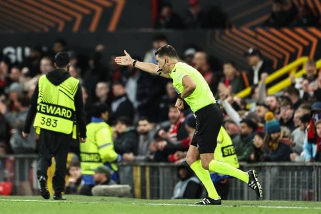 UEFA Europa League Quarter-finals Manchester United, ManU v Lyon Referee Sandro Schärer awards Manchester United a penalty after a VAR check during the UEFA Europa League Quarter-finals match Manchester United vs Lyon at Old Trafford, Manchester, United Kingdom, 17th April 2025 (Photo by Mark Cosgrove News Images) Manchester Old Trafford Greater Manchester United Kingdom Copyright: xMarkxCosgrove NewsxImagesx